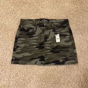 Express women’s mid-rise camo skirt